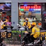 律师送外卖背后的辛酸：职业生涯的转折与社会现象